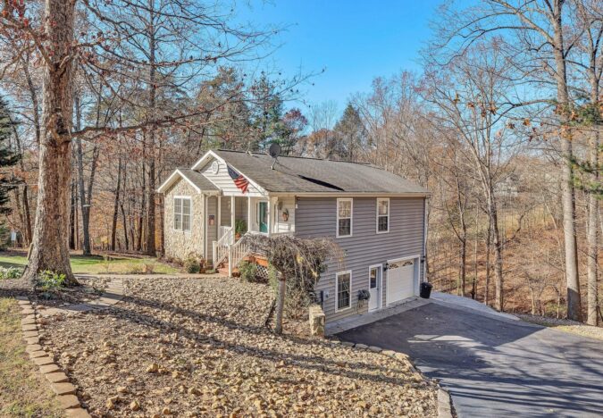 Adorable Water Access Home In Friendly Community